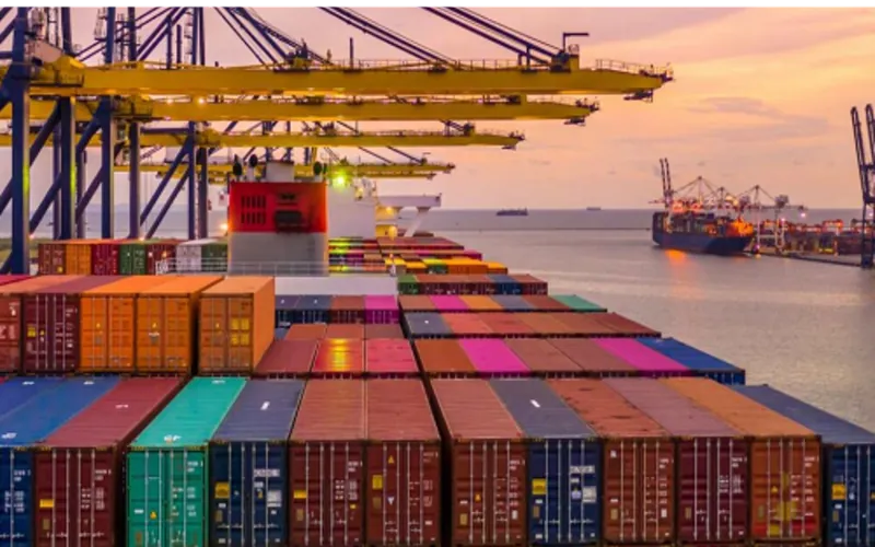 Contenedores en un puerto de carga