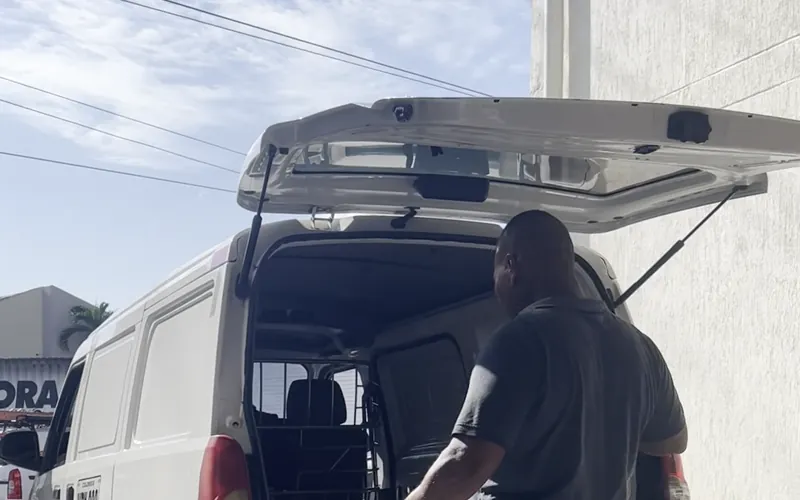 Furgoneta de reparto cargando mercanc&iacute;a